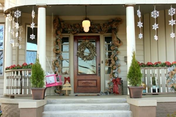 joulukoristeita talon sisäänkäynti koristella roikkuu koristelu lumihiutale juhlatunnelma