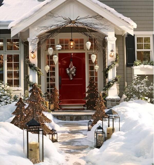 joulukoristeita talon sisäänkäynti riippuva sisustus keiju valot lumi