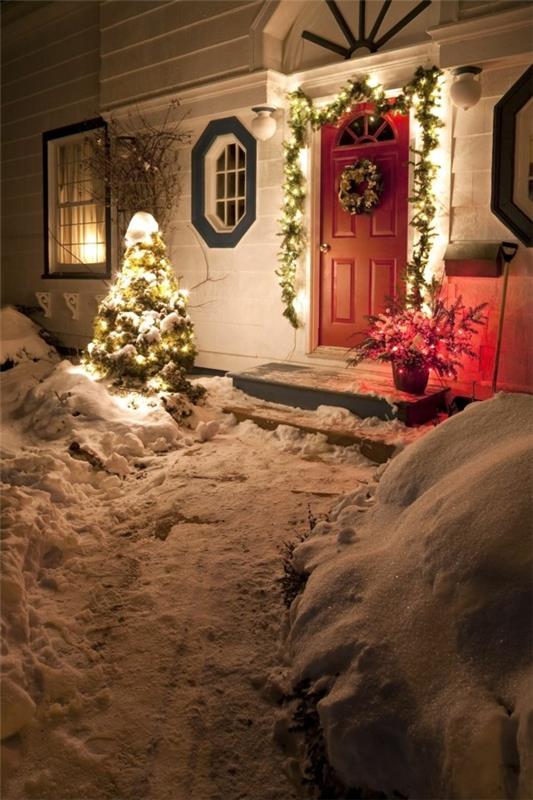 Joulukoristeita talon sisäänkäynti keiju valot seppele kukkaruukut