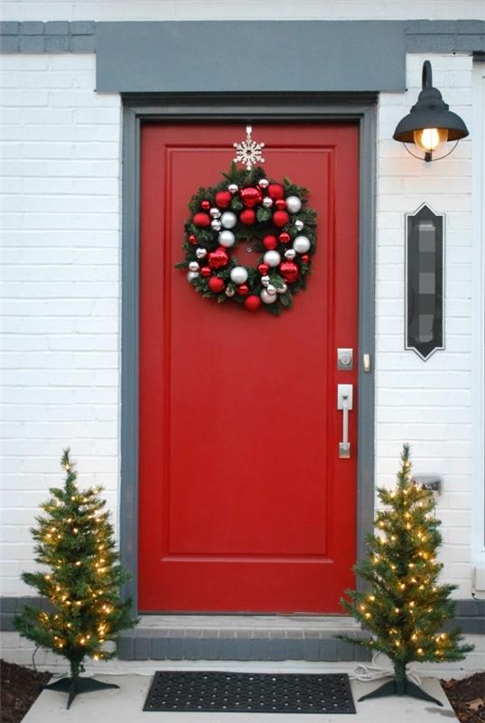 joulukoristeita talon sisäänkäynti punainen etuovi kaunis joulu seppele hehkuva kuusia