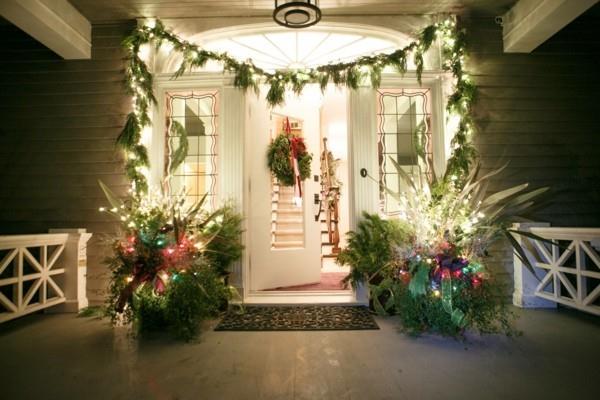 joulukoristeiden talon sisäänkäynti tyylikäs sisustus vihreä koriste -seppeleitä