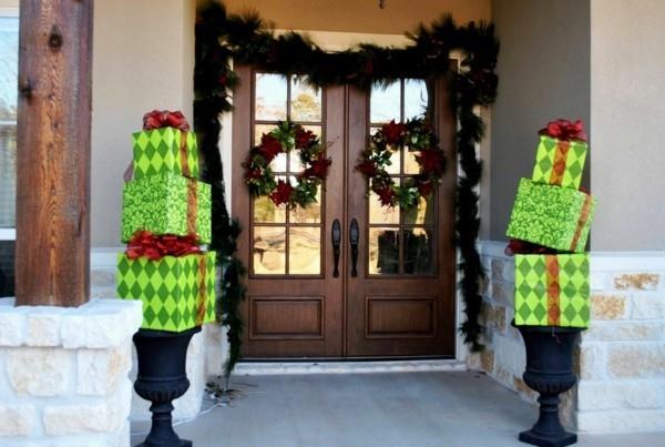 joulukoristeet talon sisäänkäynnin oven seppeleet joululahjat