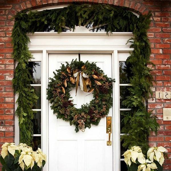 joulukoristeita talon sisäänkäynti valkoinen ovi kaunis joulu seppele