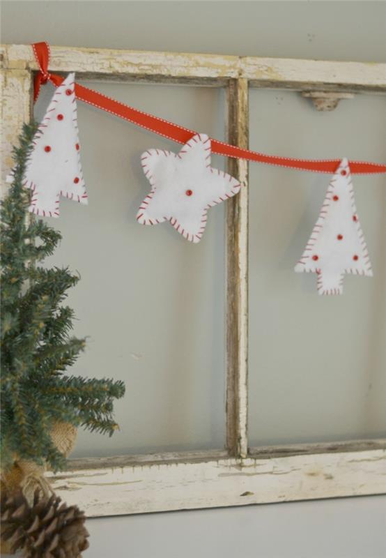 joulukoristeita ompelemalla valkoisia koristeita punaisia ​​pisteitä