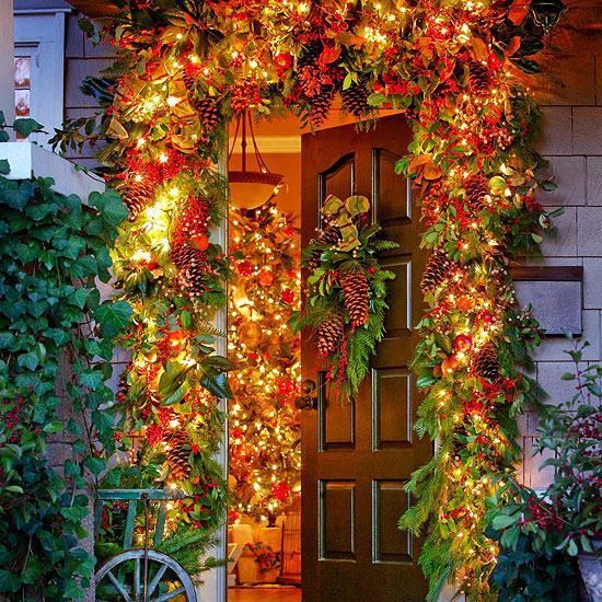 joulukoristeiden ulkopuolella seppele ikivihreä oven sisäänkäynnin valo