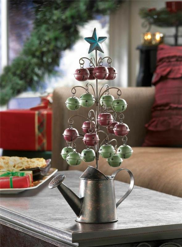 Joulukoristeita ideoita tehdä omia joulukuusi metallikelloja kastelukannu kierrättää pöytäkoristeet