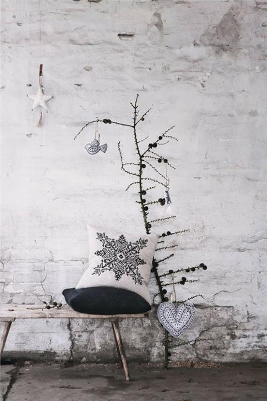 joulukoristeita mustavalkoisia puristisia minimalistisia tyynyjä tähtiä