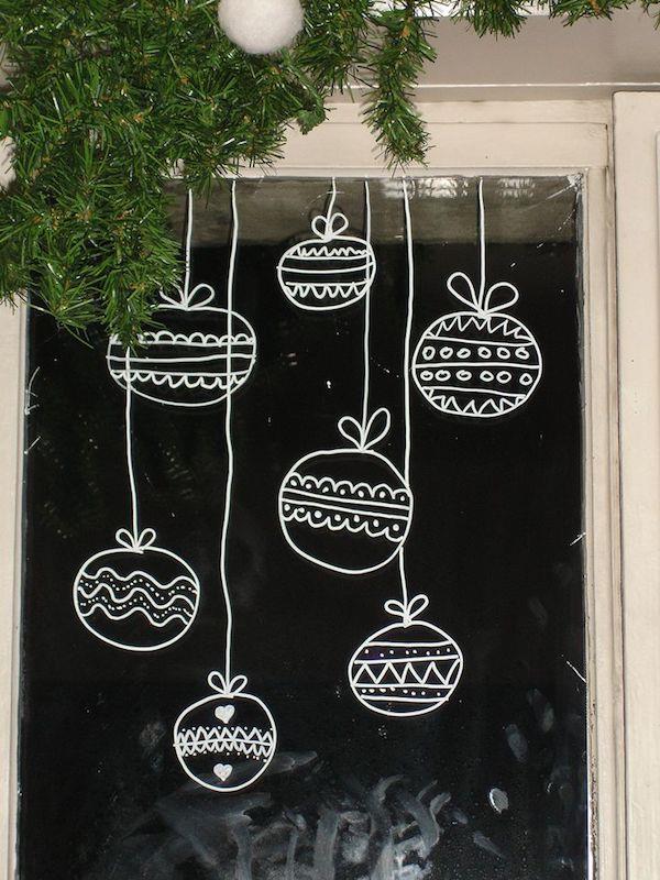 joulupallot ikkunan koristeena