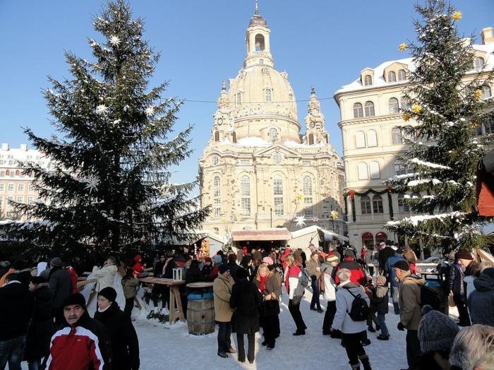 joulumarkkinat-dresden-joulukoristeet-kauniit-joulumarkkinat-aamulla