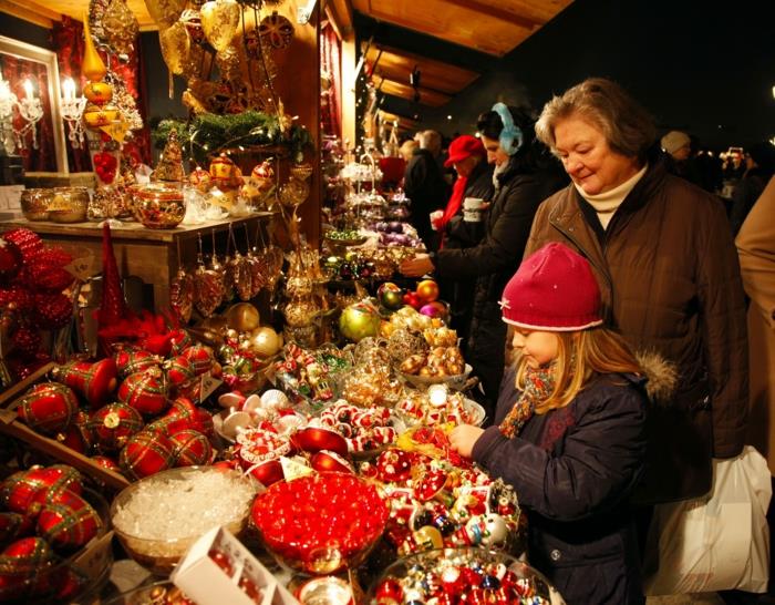joulumarkkinat wienin joulukoristeet kauniit joulumarkkinat seisovat ostajat