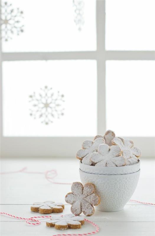 Joulukortit yksinkertaisesti järjestävät kukkia jauhemaisella sokerilla