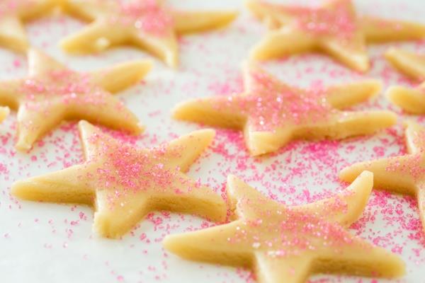 keksejä vaaleanpunaisia ​​tähtiä