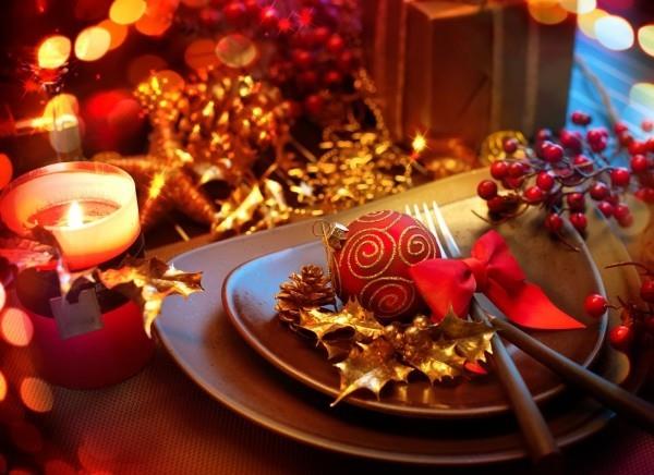 joulupöytä-koristelu-koru-punainen-nauha-kultainen piikkipalmu
