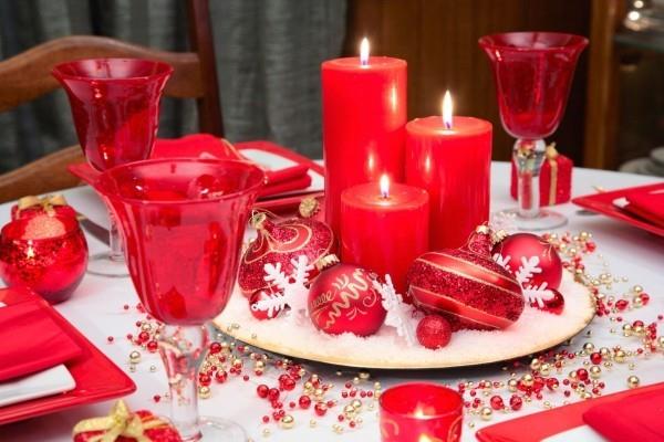Joulupöydän koristelu-järjestäminen-punaiset-joulupallot