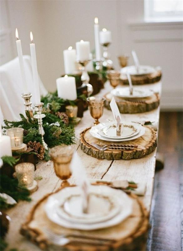 joulupöydän koristelu-kuusenvihreä-käpyjä-puulevypöydän kortit