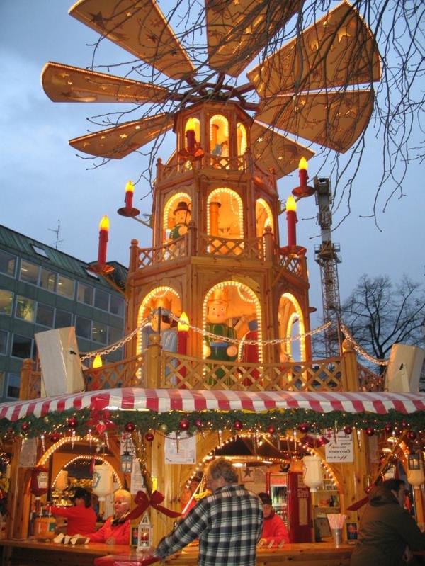 joululoma Saksassa joulumarkkinat joulupyramidi