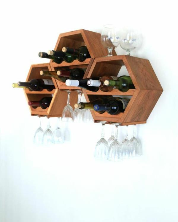 viinivarasto seinät hyllyt puu viinilasit