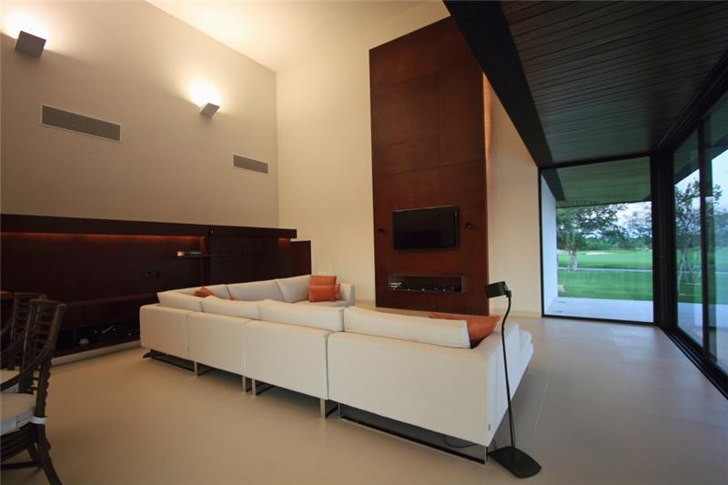valkoiset huonekalut tummat elementit puinen kattokruunu moderni