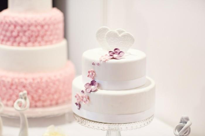 valkoinen hääkakku kukkia fondant klassinen muotoilu