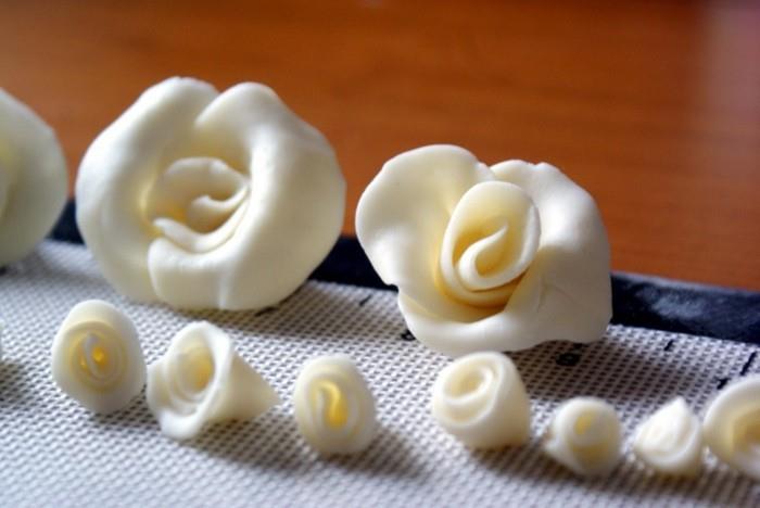valkoisesta suklaasta valmistetut ruusut mallisuklaasta