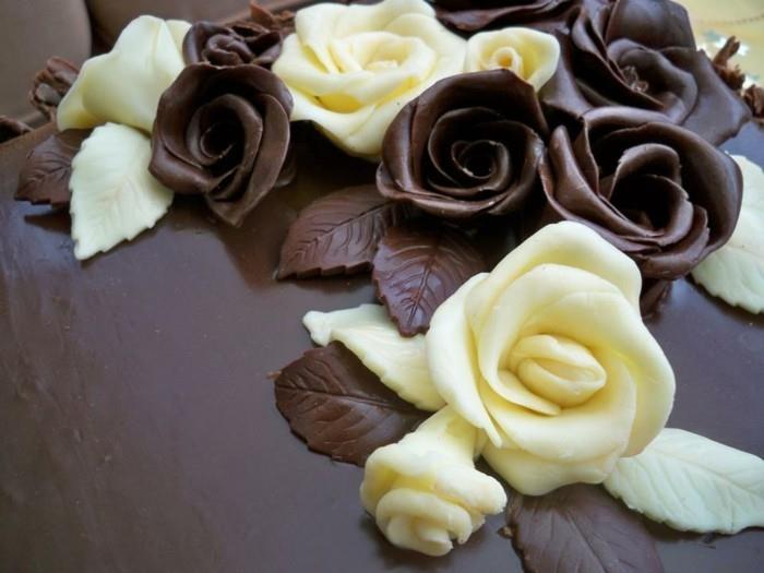 valkoiset ja tumman suklaan ruusut kakun koristeena