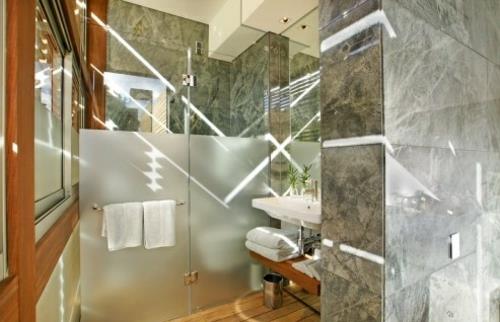 hyvinvointilaitos kylpyhuone talon suunnittelu himmeä lasiseinä