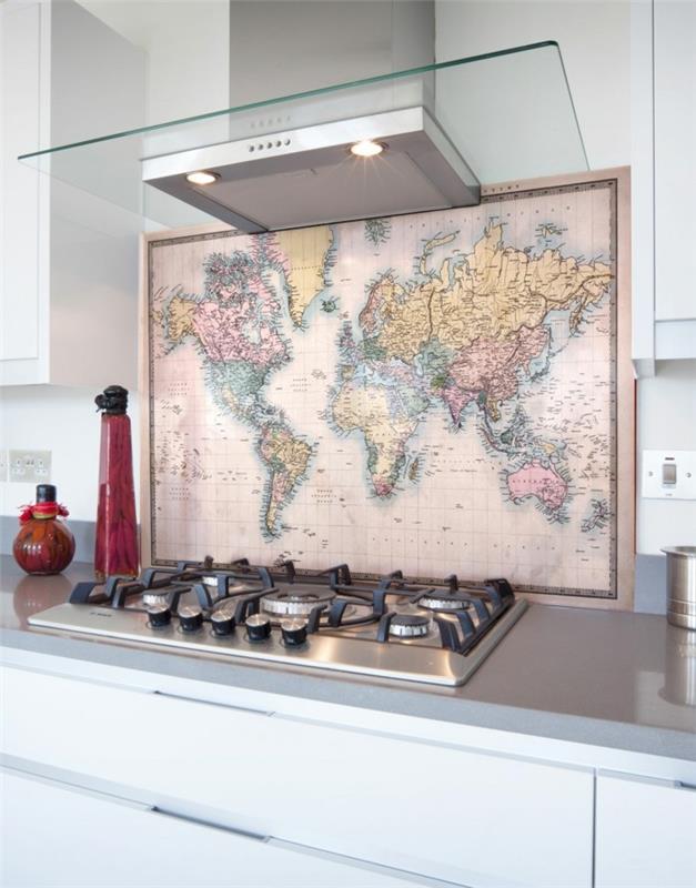 maailmankartta seinä epätavallinen keittiö takaseinä valkoinen keittiökaapit