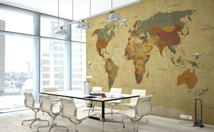 maailmankartan seinän ruokailutila piristää seinämaalausta