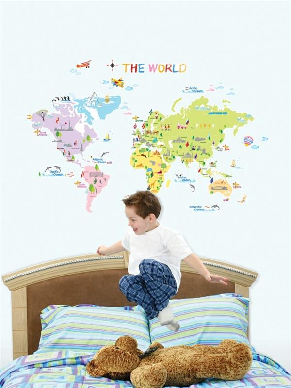 maailmankartta seinä lastenhuone seinän sisustus värilliset vuodevaatteet