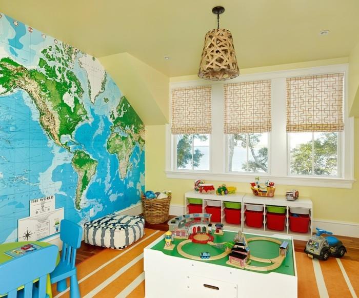 maailmankartta seinä lastenhuone seinän koristelu raidallinen matto vaaleankeltaiset seinät