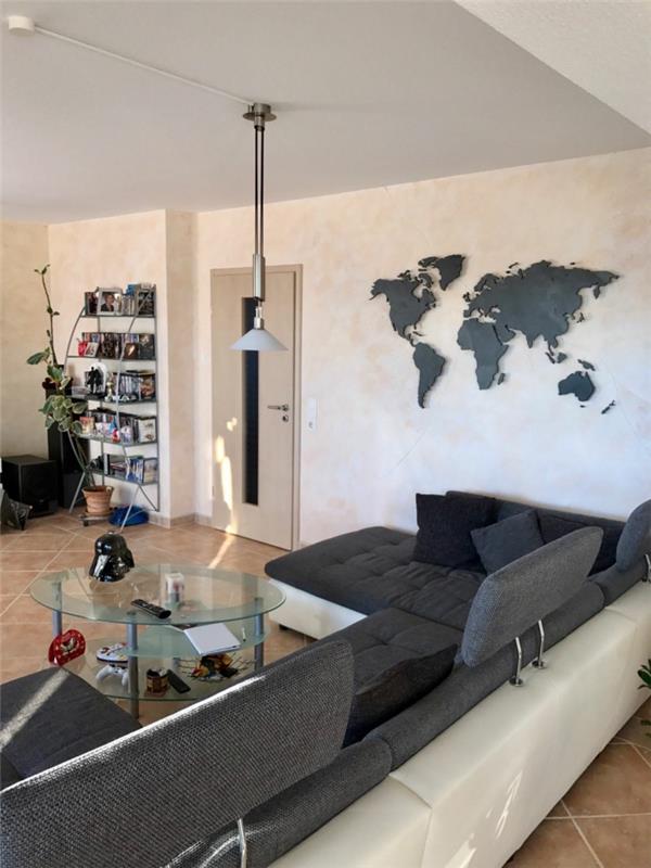 maailmankartta seinä olohuoneen seinän sisustusideoita harmaa olohuoneen sohva