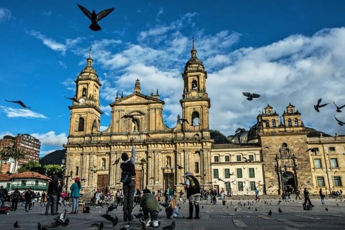maailmanmatka bogota kolumbia plaza bolivar katedral primada