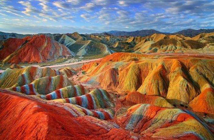 maailmanmatka Kiina aavikko zhangye danxia aasia matkakohde värikkäitä kukkuloita