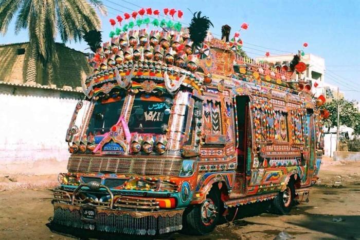 maailmanmatkailu karatchi bussikuljetus intia matka