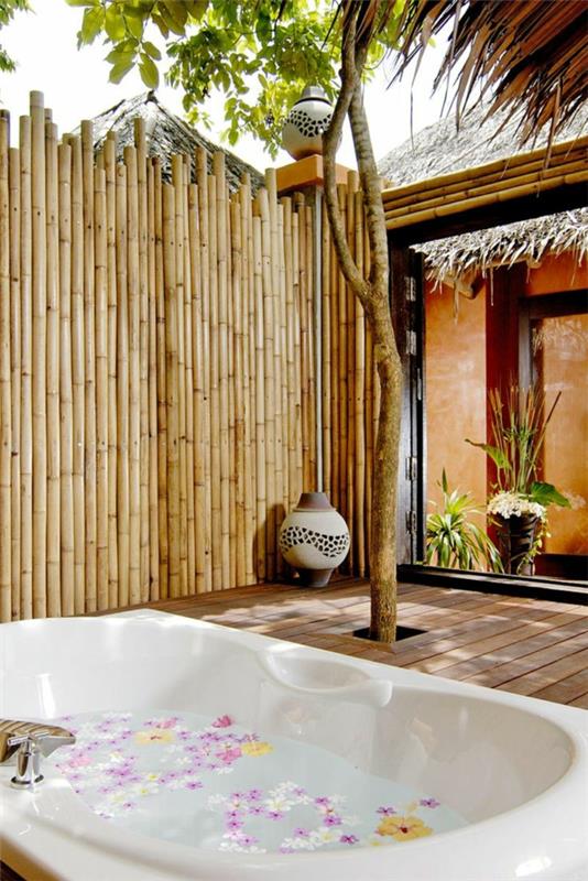 poreallas puutarhassa yksityisyysnäyttö bambu