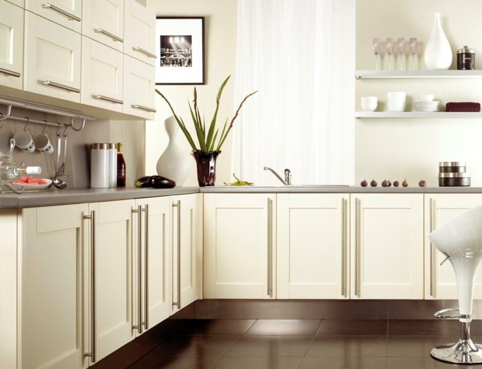 maalaa seinät ideoita ikea keittiö kerma seinät keittiökaapit ruskeat lattialaatat