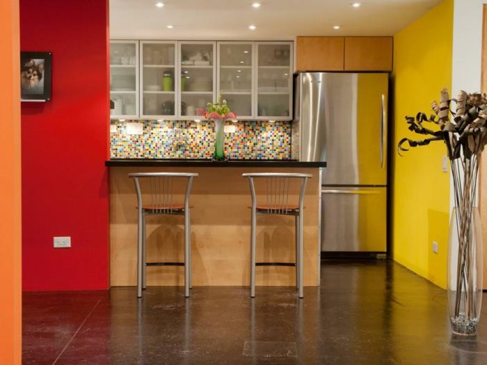 maalaus seinät ideoita keittiö punainen keltainen keittiö takaseinä mosaiikkilaatat