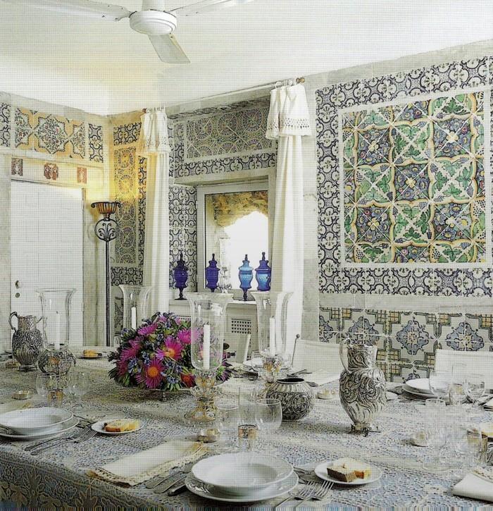 kodin sisustusideoita arabialainen tyyli kauniit seinälaatat pöytäkoristeet kukat kynttilät