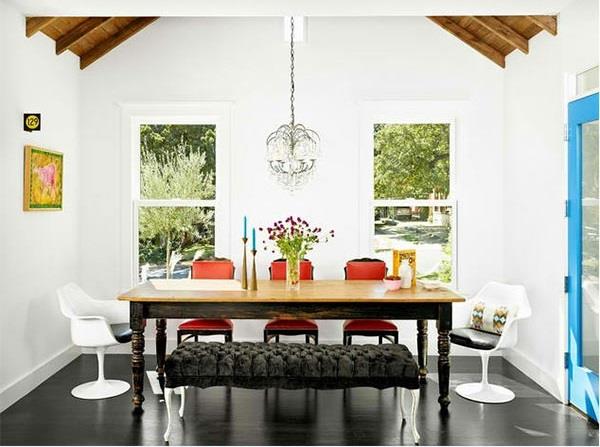 design ruokasali puinen katto kalteva puinen pöytä