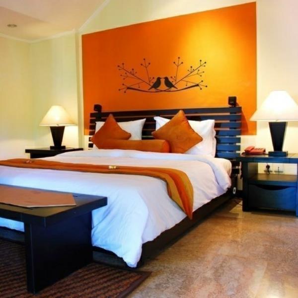 väriideat makuuhuone oranssi seinä tapetti sänky sänky penkki
