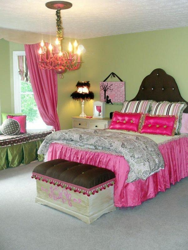 väriideat makuuhuone vaaleanpunainen aksentti kattokruunu sänky