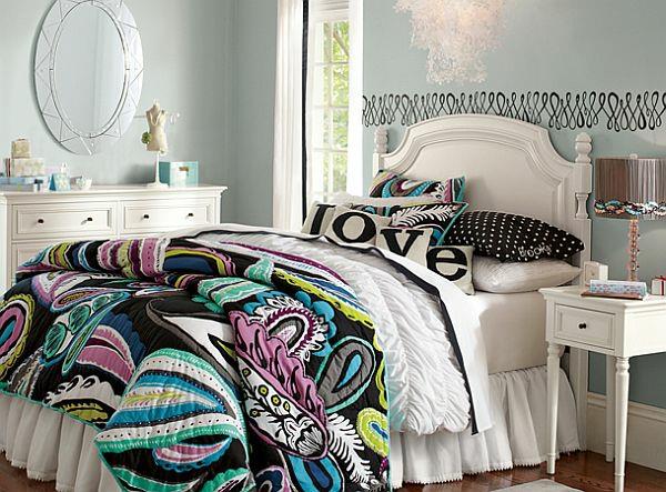 nuorisohuoneen sängynpeili värikkäät vuodevaatteet