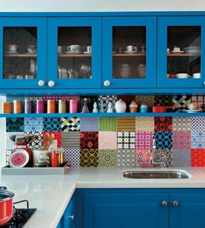 elävät ideat keittiö sininen keittiökaapit viileä keittiö takaseinä