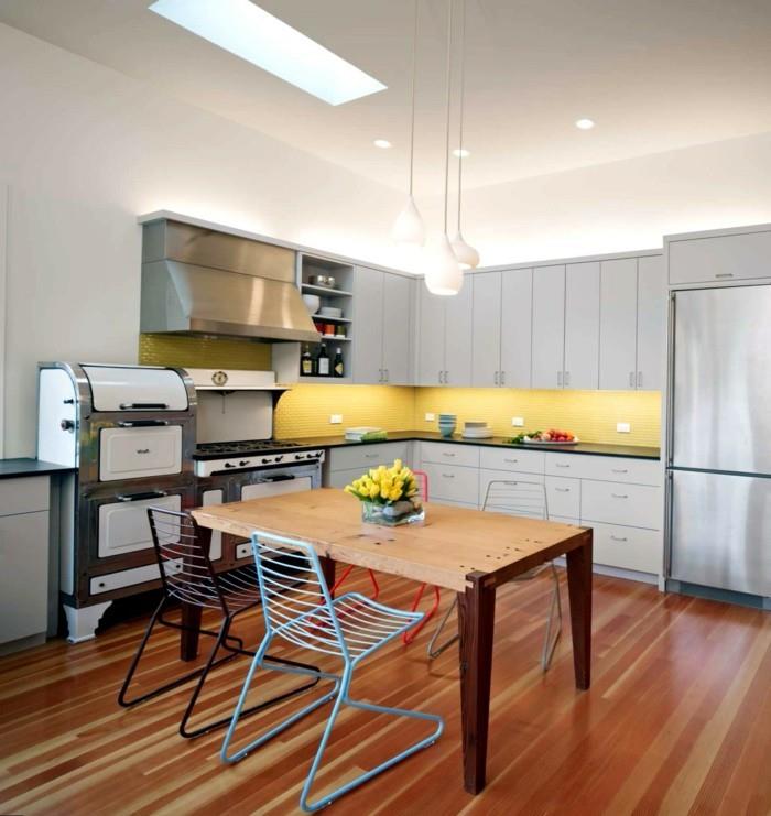 elävät ideat keittiö keltainen keittiö takaseinä mosaiikki moderni keittiö tuolit