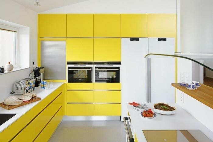 eläviä ideoita keittiö keltainen keittiökaapit perustaa pieni keittiö viisto katto