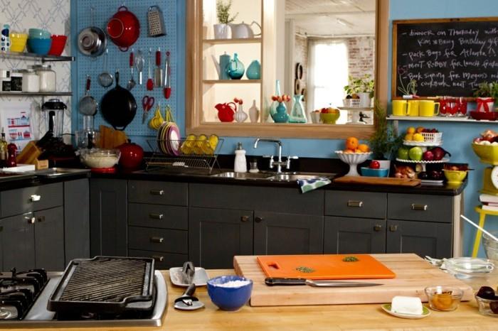 väriyhdistelmät elävät ideat keittiö vaaleansininen seinä musta keittiökaapit otrange aksentteja