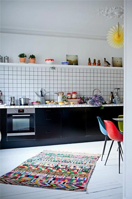 elävät ideat keittiö minimalistinen keittiö värilliset aksentit mustat keittiökaapit