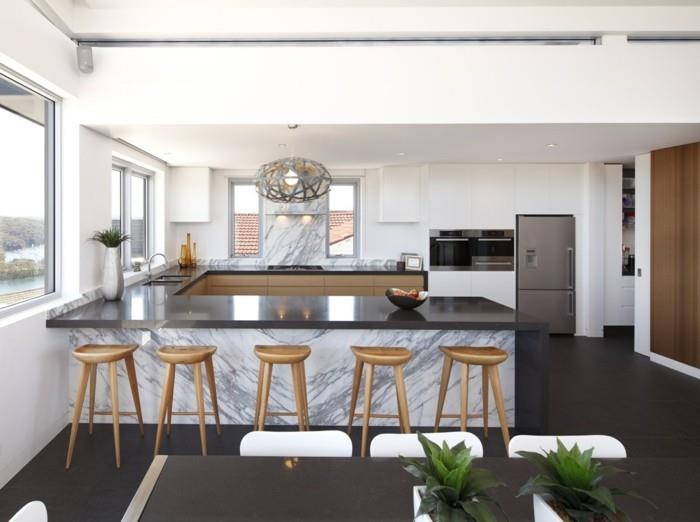 elävät ideat keittiö moderni u-muotoinen keittiö, jossa tummat lattiat, kauniit marmorikuviot