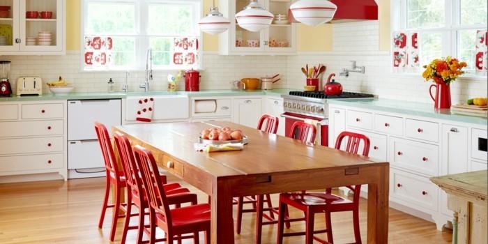 elävät ideat keittiö punainen aksentti puinen pöytä vaaleankeltainen seinän väri
