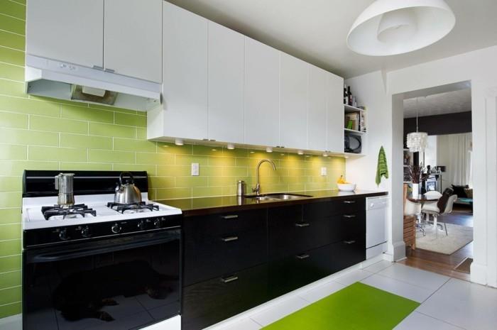elävät ideat keittiö musta valkoinen keittiökaapit vihreä matto juoksijat